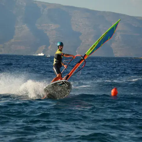 Windsurfeur en navigation