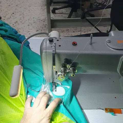 Couture d'une réparation à la machine
