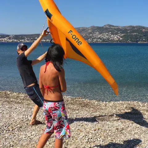 Manipulation d'un wing sur la plage