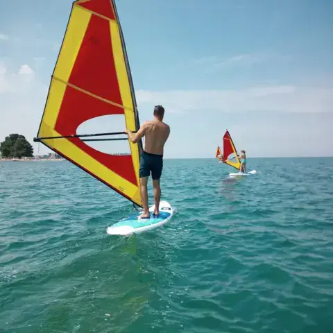 Windsurfeur sur une planche à voile