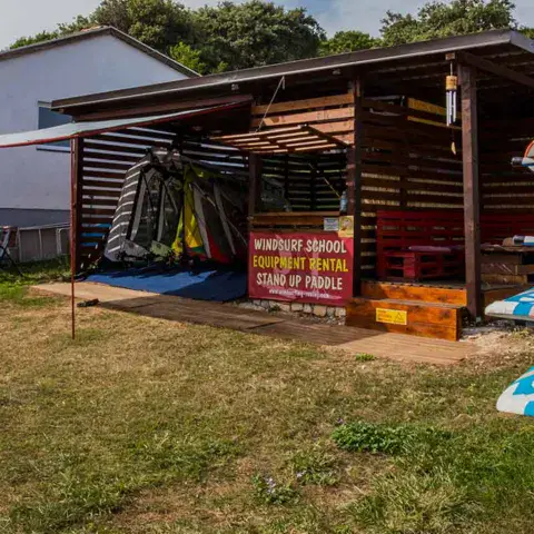 Cabane du centre et matériel de location sur la pelouse