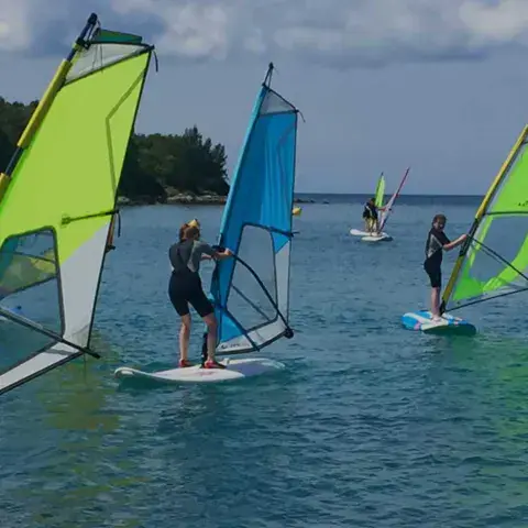 Élèves sur leurs planches à voile