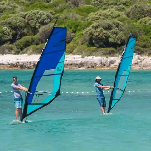 Deux personnes en cours de windsurf en eau peu profonde