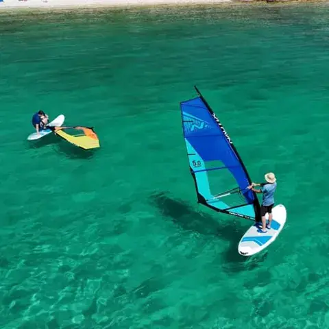 Cours de windsurf vu du ciel