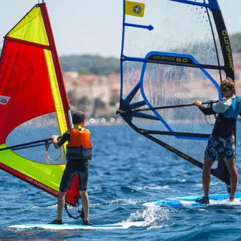 Voiles de windsurf sur l'eau
