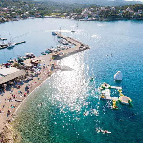 Vue aérienne du port, de la plage et de l'aquapark flottant