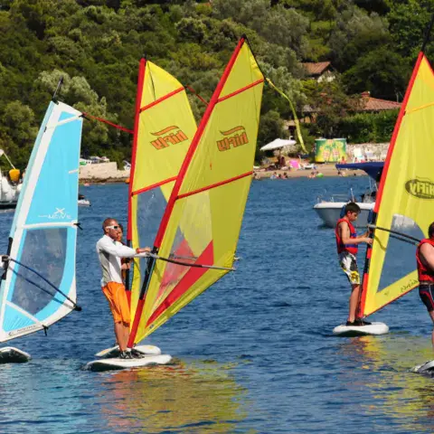 Élèves en cours de windsurf, voiles d'école