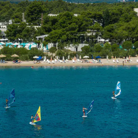 Voiles de windsurf devant la plage du complexe hôtelier