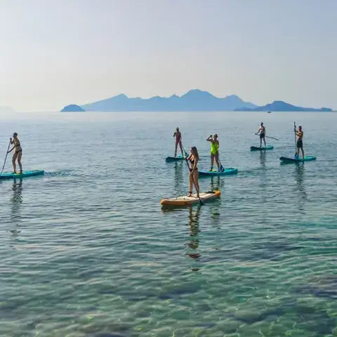 Groupe de paddle sur une mer calme