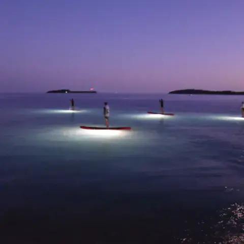 Sortie de paddle de nuit avec planches éclairées