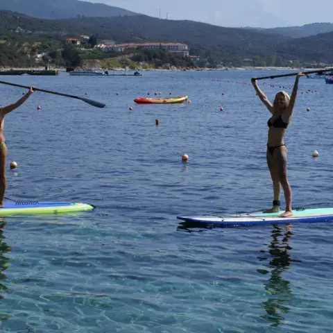 Deux personnes en stand up paddle