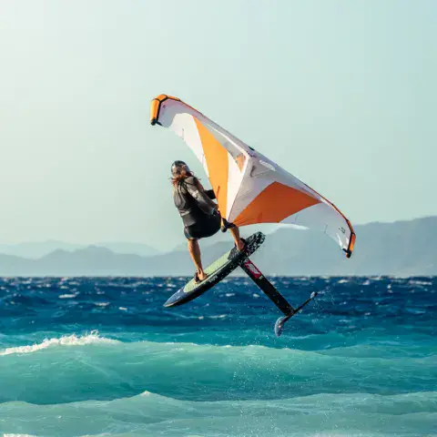 Rider de wing foil dans les vagues