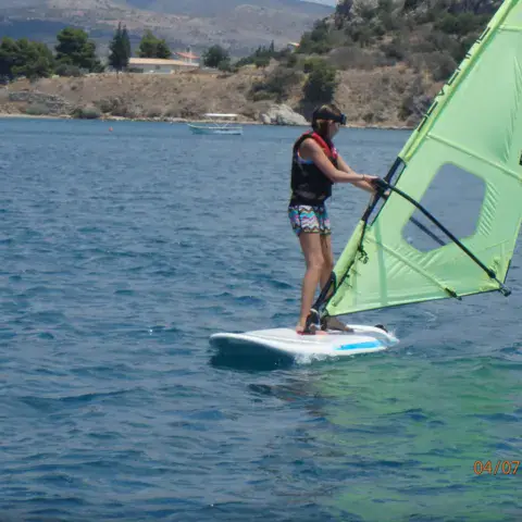 Élève de windsurf avec voile verte