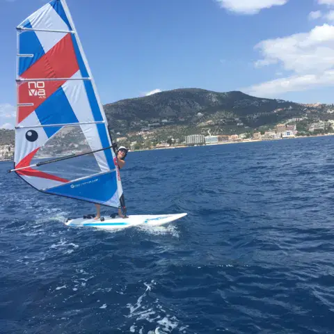Planche à voile sur l'eau