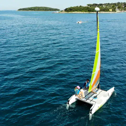 Petit catamaran à voile vu du ciel