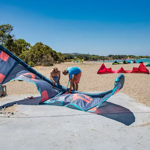 Préparation d'un kite sur la plage
