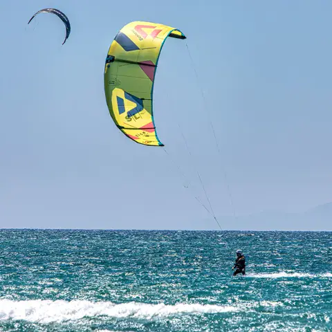 Kite dans le ciel au-dessus de la mer