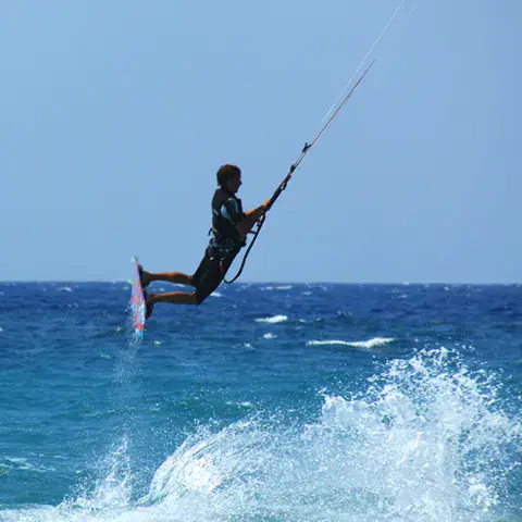Kitesurfeur en saut au-dessus des vagues