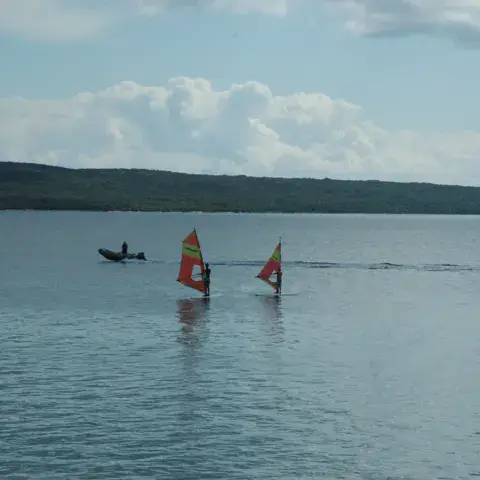 Deux planches à voile au large