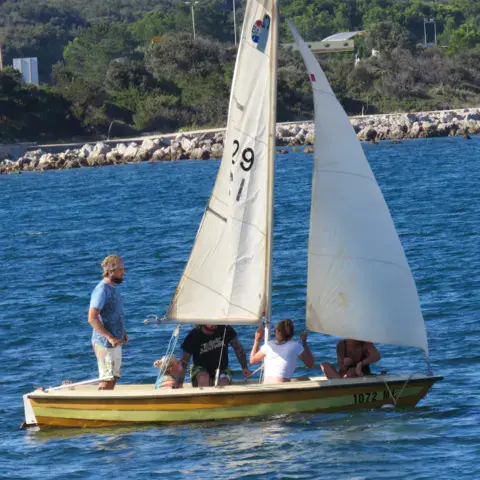 Petit voilier avec son équipage