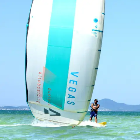 Kitesurf sur eau plate