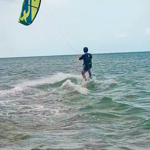 Élève naviguant avec un kite, vu de loin