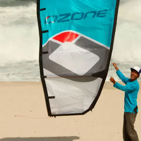 Moniteur avec un kite sur la plage