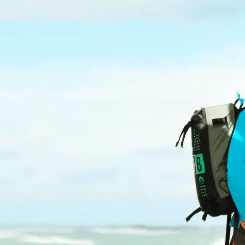 Instructeur sur la plage avec une planche