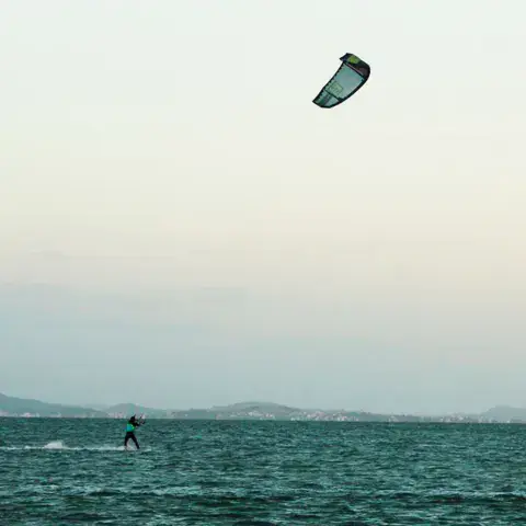Kite en vol au-dessus de la mer