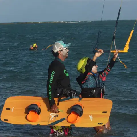 Cours de kitesurf dans l'eau avec une planche