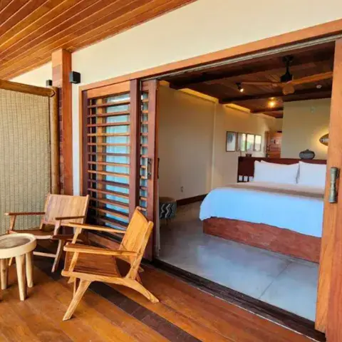 Chambre avec grandes baies coulissantes en bois