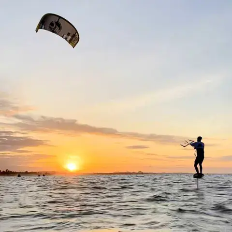 Kitefoil au coucher du soleil