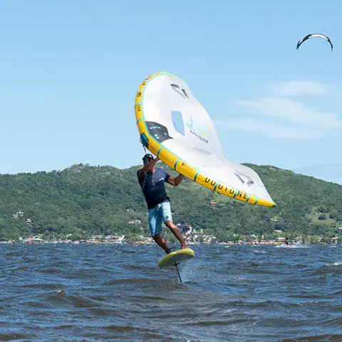 Pilote de wingfoil en vol au-dessus de l'eau