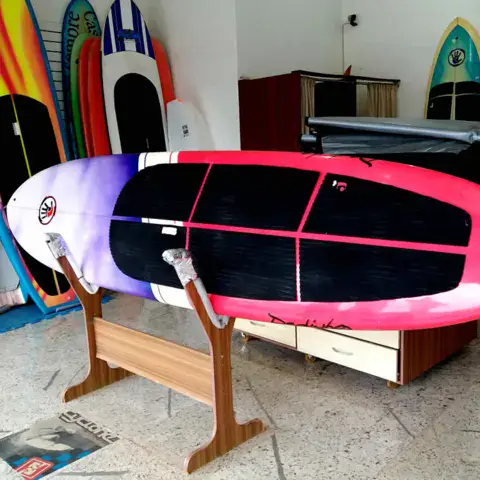 Planche de paddle exposée dans la boutique