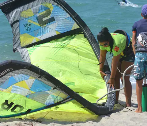 Préparation d'un kite au bord de l'eau