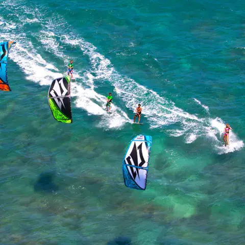 Kitesurfeurs vus du ciel