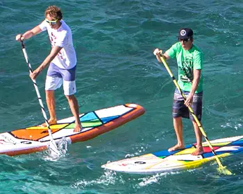 Deux pratiquants de stand up paddle