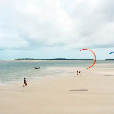 Kites sur un banc de sable en eau peu profonde