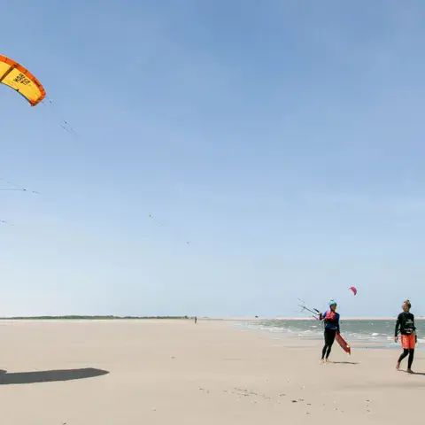 Kite en vol au-dessus du banc de sable