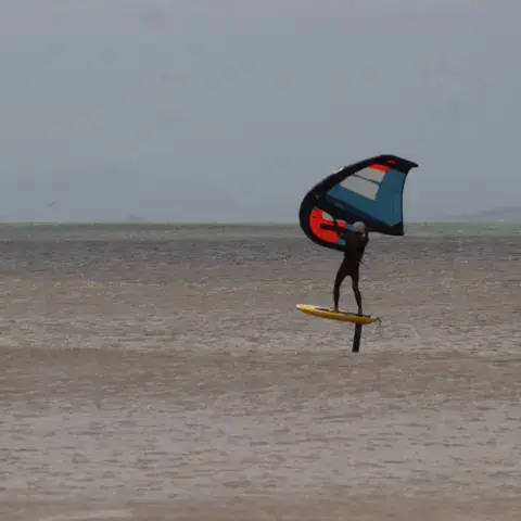 Wingfoil sur plan d'eau calme