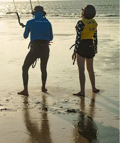 Explications du moniteur sur la plage avant la mise à l'eau