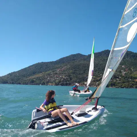 Élève sur une planche à voile pendant un cours
