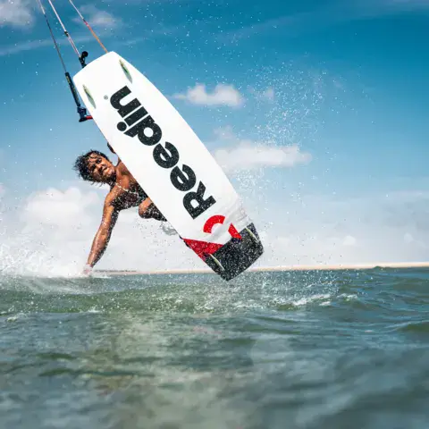 Saut de kitesurf au-dessus de l'eau