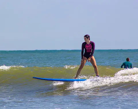 Cours de surf sur une petite vague