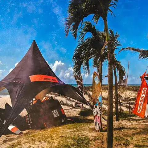 Tente avec matériel de kite sur la plage
