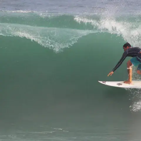 Surfeur dans une vague