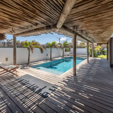 Terrasse couverte avec piscine