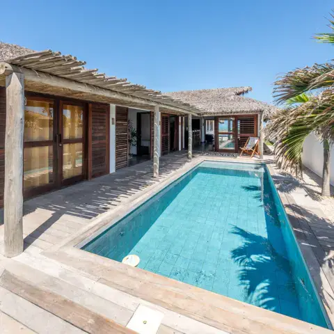 Piscine et chambres d'une maison de l'hébergement