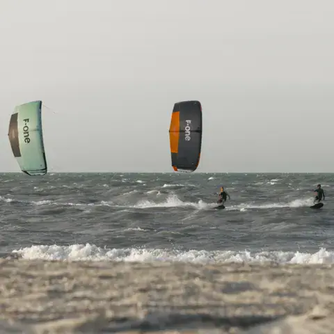 Deux kitesurfeurs sur l'eau