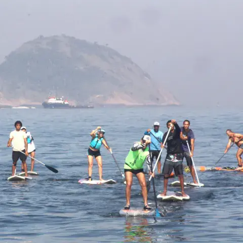 Groupe de paddle sur l'eau